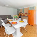 Apartma Angela شقة