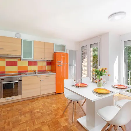Apartma Angela شقة