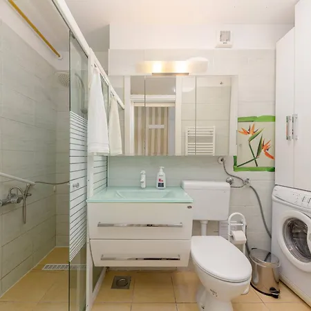 Apartma Angela شقة *