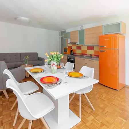 Apartma Angela شقة
