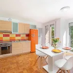 Apartma Angela شقة